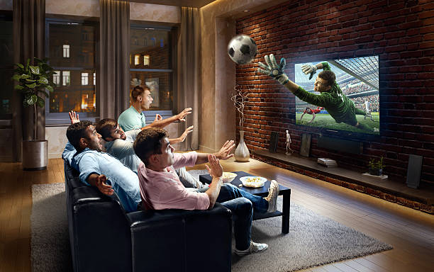 amigos viendo fútbol en televisión