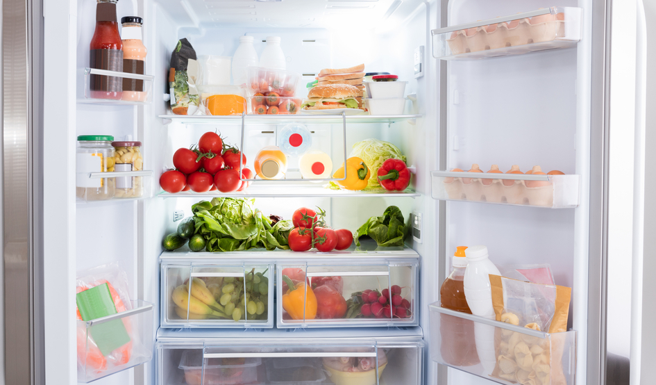frigorífico lleno de comida en las dos puetas y cajones transparentes