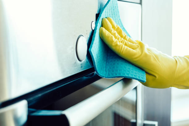 limpiar horno con guantes y balleta