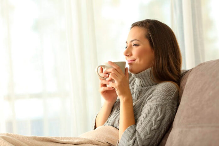 mujer bebiendo en taza