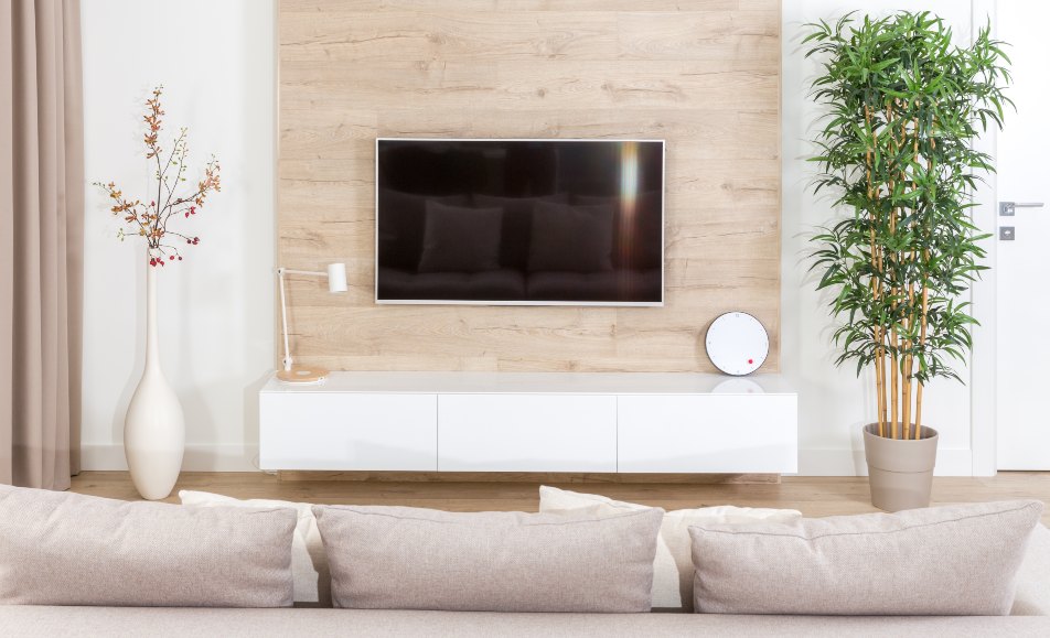televisión colgada en pared de salón con soporte