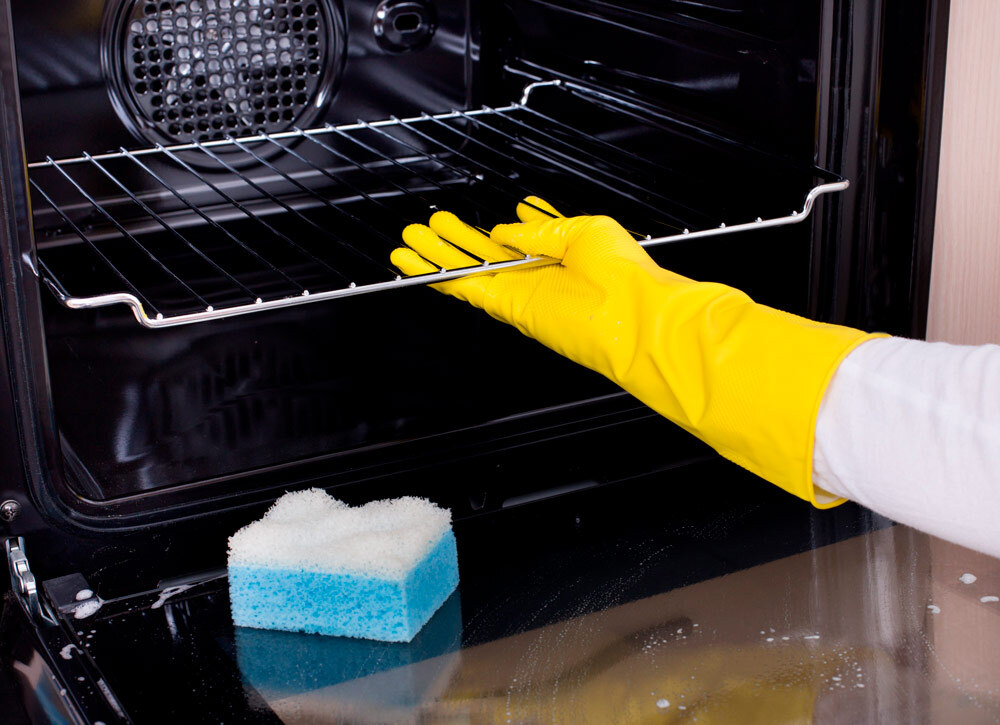 limpiar horno con guantes
