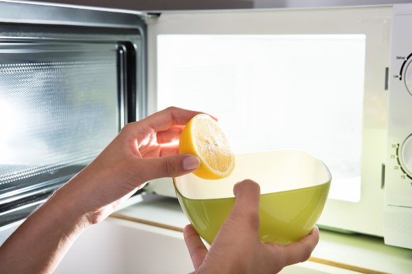 limpiar el microondas con zumo de limón