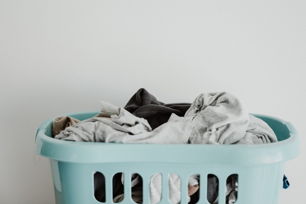 cesta con la ropa preparada para la lavadora