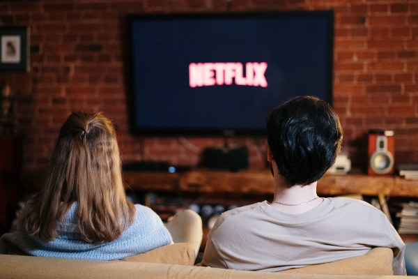 Pareja viendo Netflix en el televisor