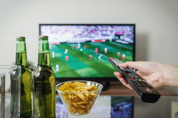 Amigos viendo los deportes en la televisión