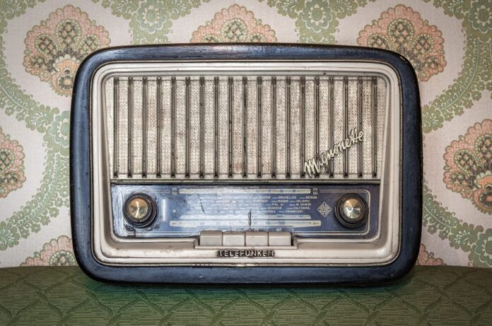 radio telefunken antigua borde azul