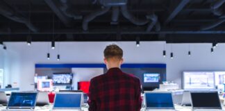 joven decidiendo qué portátil comprar en Black Friday