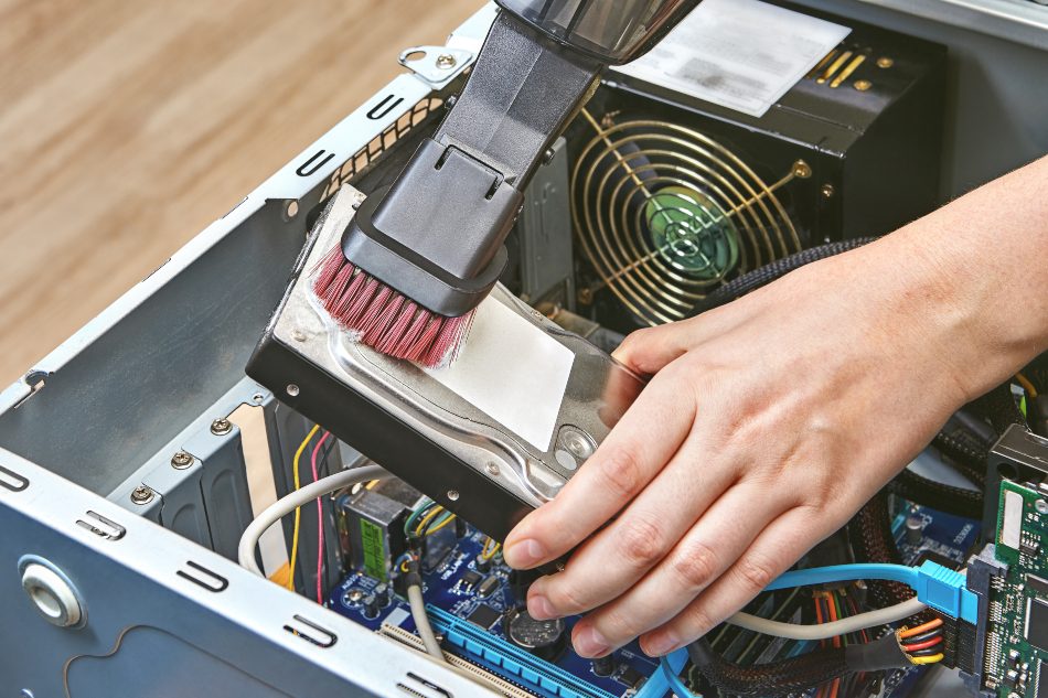 Como limpiar tu PC por dentro con aire comprimido 