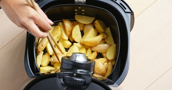 freidora-de-aire-con-patatas-fritas