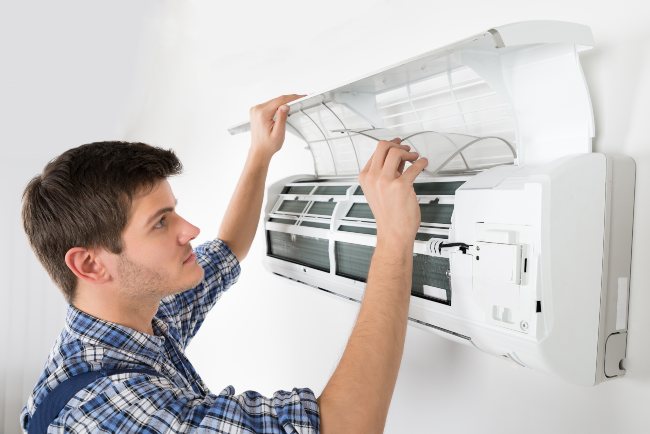 8 aspectos que debes saber. experto certificado instalando aire acondicionado