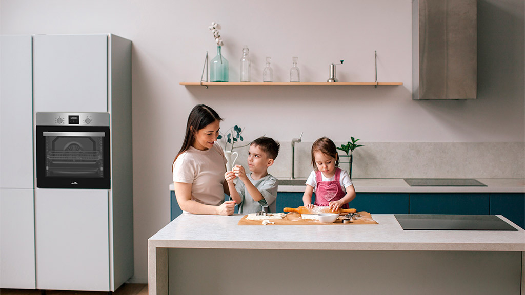 Familia en una cocina moderna