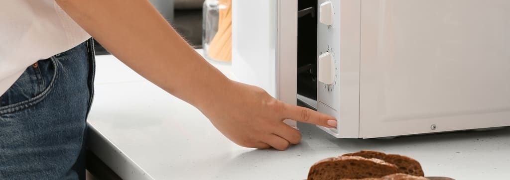 como descongelar pan en el microondas