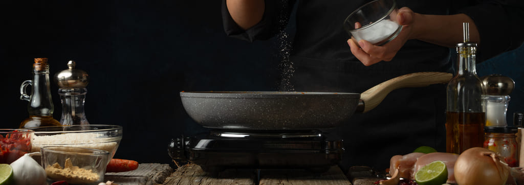 hombre cocinando una receta de San Valentín