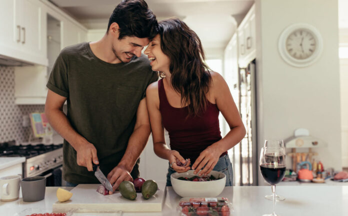 Pareja preparando recetas de San Valentín