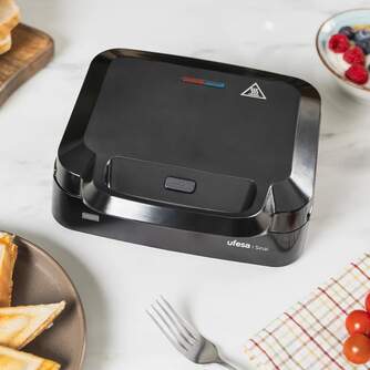 SANDWICH. UFESA SINAI 750W NEGRA PARTE
