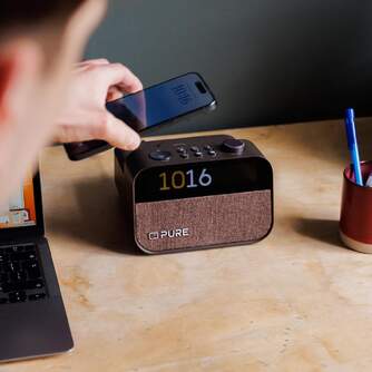 RELOJ DESPERTADOR PURE MOMENT CHARGE BLACK BT LUZ