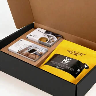 WELLCOME KIT CAFE WMF (2 VASOS/6 CUCHARILLAS/CAFE)
