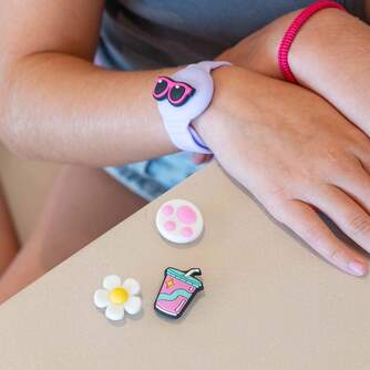 PULSERA LOCALIZADORA DCU CHARMBAND NI%%%#209;@S LILA