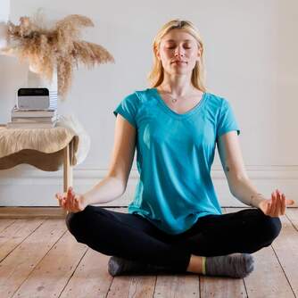 RELOJ DESPERTADOR PURE MOMENT WHITE BT LUZ NOCT